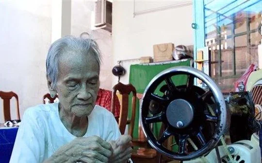 Những chiếc khẩu trang đong đầy nghĩa tình của Mẹ Việt Nam Anh hùng
