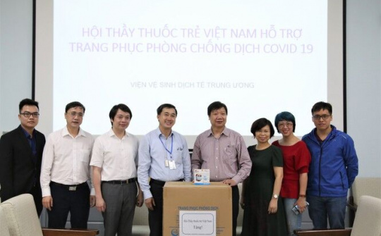 Hội Thầy thuốc trẻ tặng khẩu trang, đồ bảo hộ cho y bác sĩ tuyến đầu chống dịch