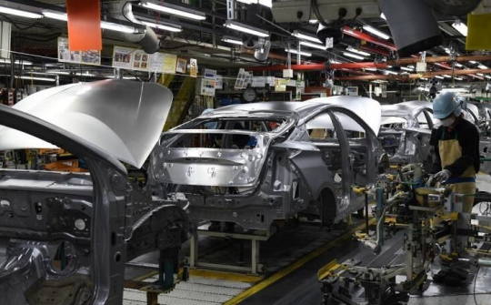 Ngành ô tô xin giảm 50% thuế phí cho khách mua xe