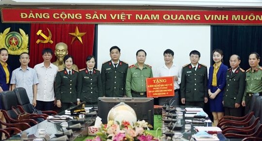 TMV Ngọc Dung: Trao tặng trang thiết bị bảo hộ y tế  trị giá 02 tỷ đồng, chống dịch Covid-19.