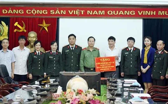 TMV Ngọc Dung: Trao tặng trang thiết bị bảo hộ y tế  trị giá 02 tỷ đồng, chống dịch Covid-19.