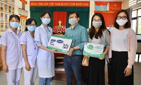 Vinamilk đồng hành tiếp sức cho đội ngũ cán bộ y tế tuyến đầu chống dịch COVID-19
