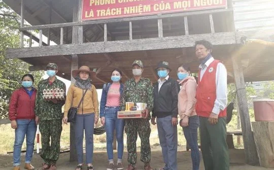 Gia Lai: Các xã biên giới huyện Đức Cơ tặng quà chiến sĩ biên phòng