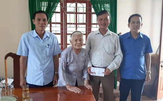 Cụ bà gần 100 tuổi trích tiền tặng Huy hiệu 70 năm tuổi Đảng ủng hộ phòng chống dịch Covid-19