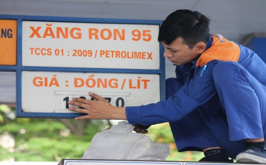 Giá xăng giảm dưới 12.000 đồng/lít