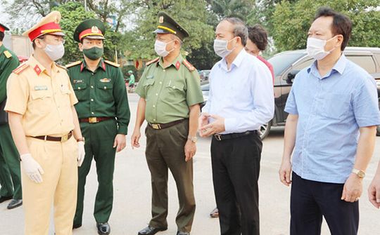 Chủ tịch UBND tỉnh Vĩnh Phúc kiểm tra hoạt động của các chốt kiểm soát dịch Covid – 19