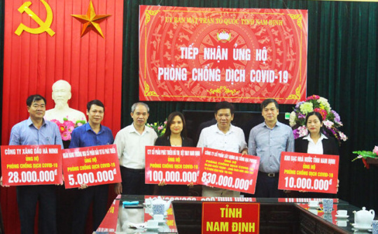 Nam Định tiếp nhận hàng trăm triệu đồng cùng nhiều hiện vật ủng hộ phòng, chống dịch Covid-19