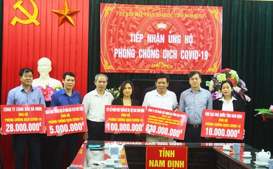 Nam Định tiếp nhận hàng trăm triệu đồng cùng nhiều hiện vật ủng hộ phòng, chống dịch Covid-19