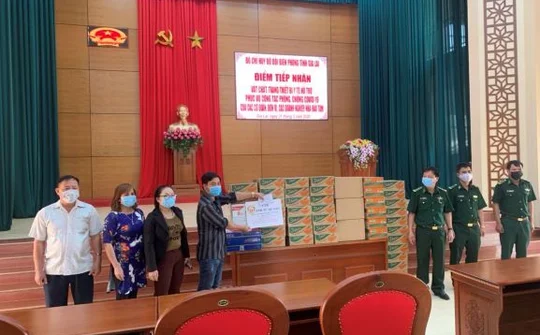 Gia Lai – Đoàn từ thiện đến thăm tặng quà Bộ chỉ huy Biên phòng tỉnh