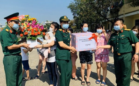 Bộ chỉ huy Quân sự TP Đà Nẵng: Thăm nữ công dân tại khu cách ly Covid-19.