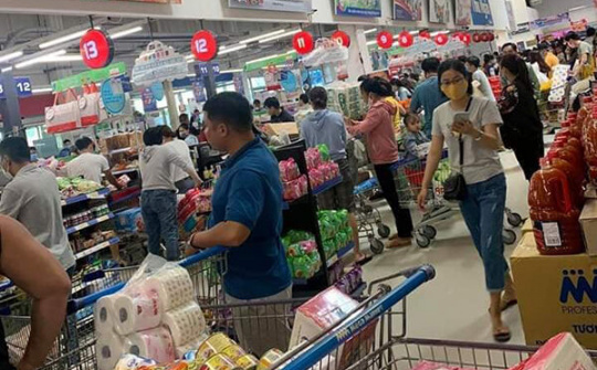 Đà Nẵng: Lo lắng dịch bệnh, người dân tích trữ thực phẩm khô