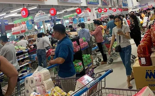 Đà Nẵng: Lo lắng dịch bệnh, người dân tích trữ thực phẩm khô