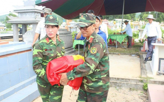 Người phụ nữ tình nguyện 12 năm đi tìm mộ liệt sĩ