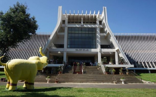 Đăk Lăk: Bảo tàng tỉnh tiếp nhận tài liệu và hiện vật do các nhà sưu tập tư nhân hiến tặng