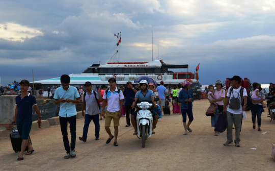 Quảng Ngãi: Tạm dừng đón khách du lịch trong và ngoài nước ra Đảo Lý Sơn