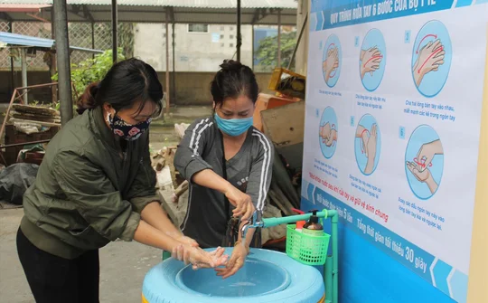 Tái chế lốp xe, chậu nhựa cũ thành bồn rửa tay phòng dịch