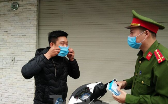 Xử phạt hàng loạt người không đeo khẩu trang khi ra đường ngày đầu cách ly toàn xã hội