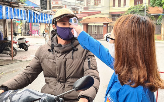 Cô gái khuyết tật tình nguyện tham gia Tổ kiểm soát dịch