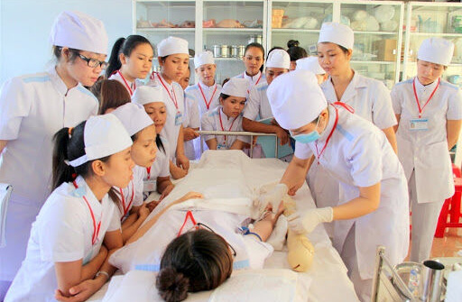 Phát triển nguồn nhân lực y tế trình độ cao ở địa phương