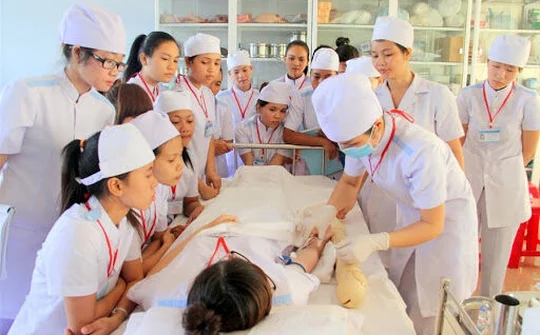 Phát triển nguồn nhân lực y tế trình độ cao ở địa phương
