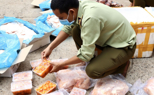 Đắk Lắk: Bắt giữ số lượng lớn thực phẩm “bẩn” được vận chuyển bằng ô tô khách đi tiêu thụ