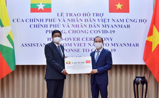 Việt Nam trao quà giúp Myanmar phòng, chống COVID-19