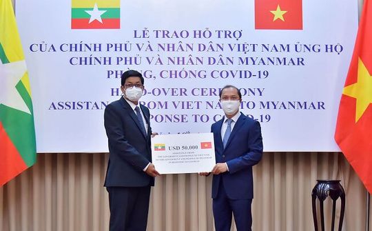 Việt Nam trao quà giúp Myanmar phòng, chống COVID-19