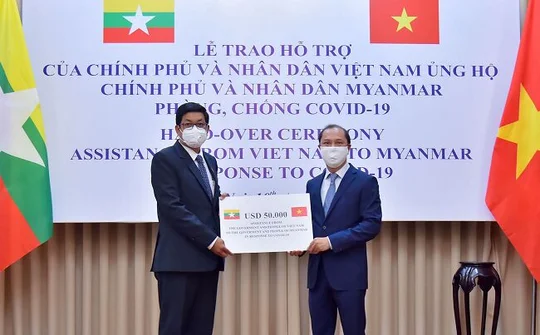 Việt Nam trao quà giúp Myanmar phòng, chống COVID-19