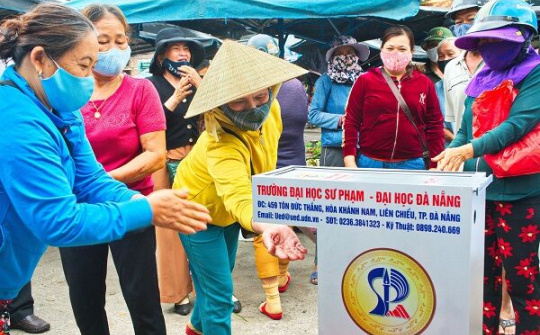 Đại học Sư phạm Đà Nẵng tặng 12 máy rửa tay sát khuẩn tự động cho tỉnh Quảng Nam