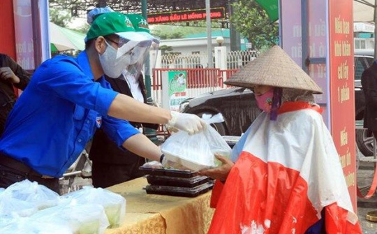 Những suất cơm tặng người nghèo mùa dịch tại Sóc Trăng