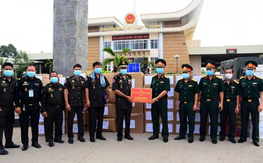 Bộ tư lệnh TP.HCM tặng vật tư chống dịch COVID-19 cho Quân đội Hoàng gia Campuchia
