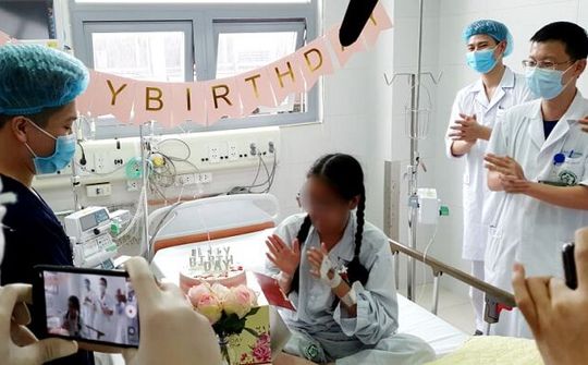 Tinh thần dũng cảm, sự hy sinh cao cả của các “Chiến sĩ áo trắng” trong cuộc chiến chống Covid-19