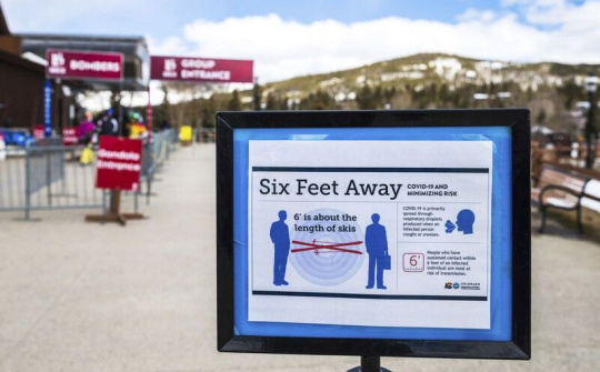 Các nước tiếp tục tăng cường giãn cách xã hội