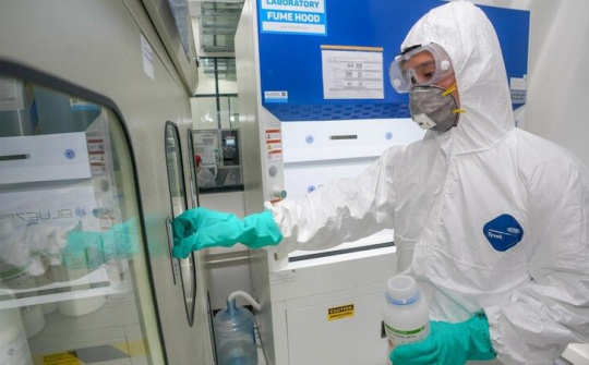 Chiếc máy thở đầu tiên của Vingroup sản xuất đã được chuyển đến Bộ Y tế