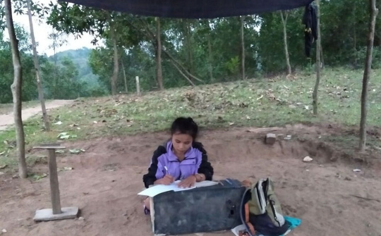Học sinh miền núi dựng lều tìm kiếm con chữ giữa mùa dịch Covid-19