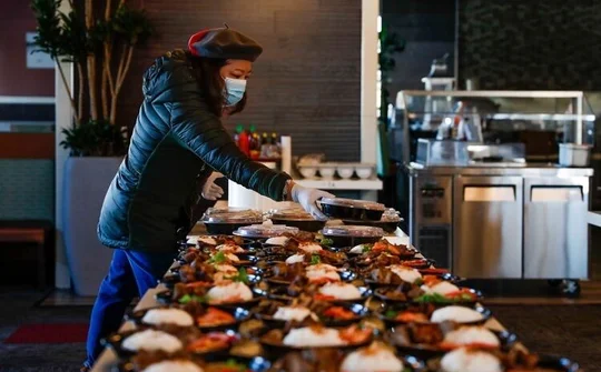 Vợ chồng người Việt tiếp sức bác sĩ Mỹ chống dịch