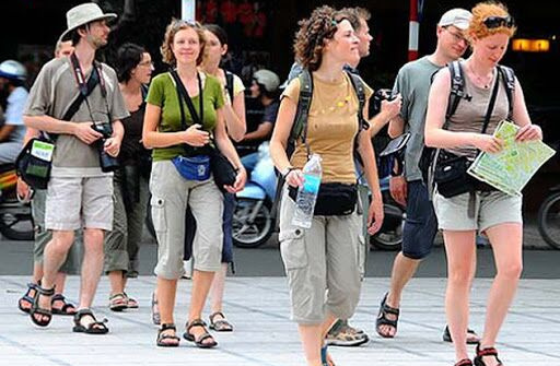 Khách nước ngoài bị mắc kẹt vì COVID-19 được miễn, giảm tiền phòng