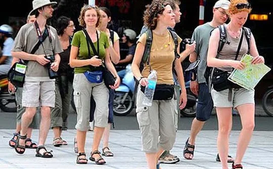 Khách nước ngoài bị mắc kẹt vì COVID-19 được miễn, giảm tiền phòng