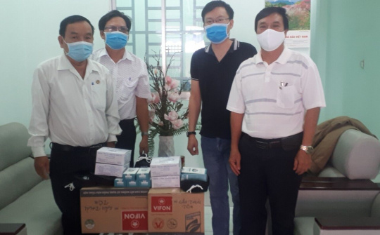 Tặng vật tư y tế, nhu yếu phẩm phòng, chống dịch Covid-19 cho đội ngũ báo chí Tây Ninh