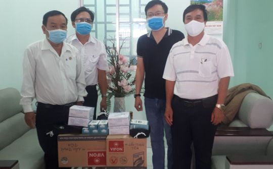 Tặng vật tư y tế, nhu yếu phẩm phòng, chống dịch Covid-19 cho đội ngũ báo chí Tây Ninh