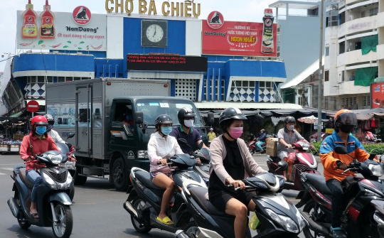 TP.HCM: Đường xá đông đúc, người dân tụ tập đá gà ngày cuối cùng "cách ly xã hội"