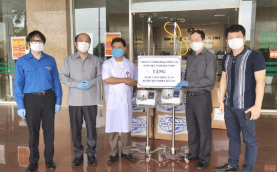 Công ty CP Khách sạn Hồng Vận trao tặng 2 máy thở cho Bệnh viện Nhiệt đới Trung ương
