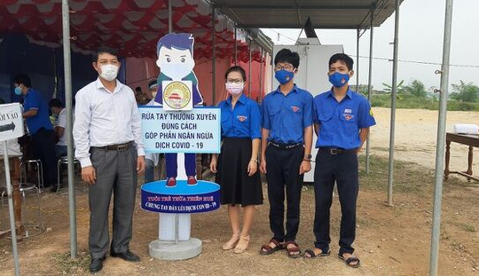 Học sinh trường Quốc học Huế làm máy sát khuẩn tự động tặng chốt kiểm tra y tế