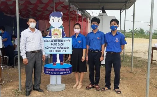 Học sinh trường Quốc học Huế làm máy sát khuẩn tự động tặng chốt kiểm tra y tế