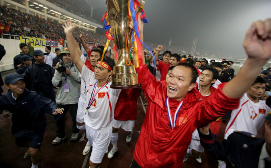 Cựu thủ môn Dương Hồng Sơn: 'Người ta từng đổ bao tải tiền vào nhà tôi'