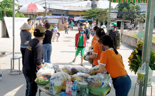 RF3 World Việt Nam hỗ trợ cho người dân khó khăn trong dịch bệnh