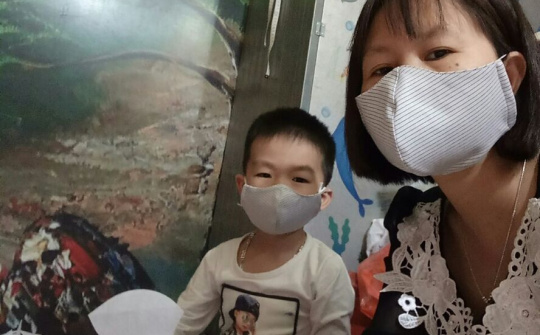 Người mẹ đơn thân may tặng hàng nghìn khẩu trang miễn phí