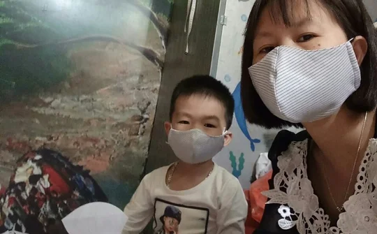 Người mẹ đơn thân may tặng hàng nghìn khẩu trang miễn phí