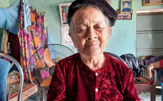 Nhiều Mẹ Việt Nam Anh hùng tặng tiền chống dịch