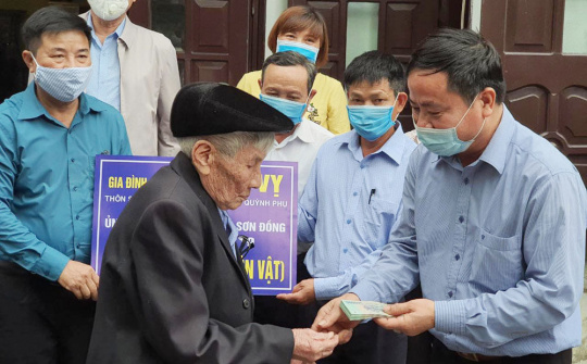 Cụ ông 96 tuổi ủng hộ 2 tấn gạo chống dịch